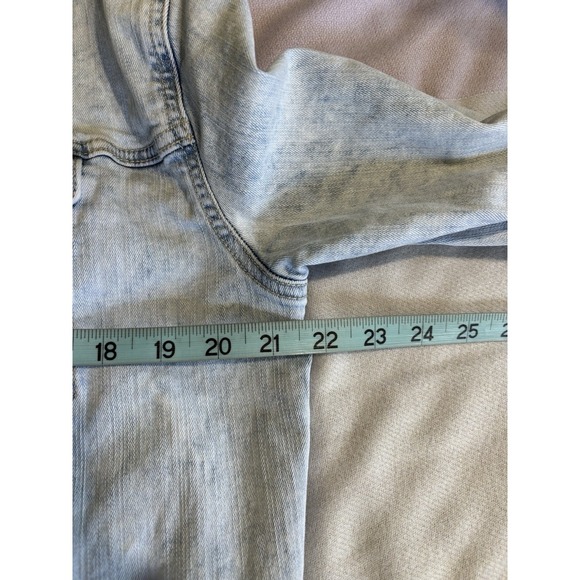 Maurices Light Wash Button Up Denim Jean Jacket Size Medium Pockets Raw Hem - Picture 6 of 7